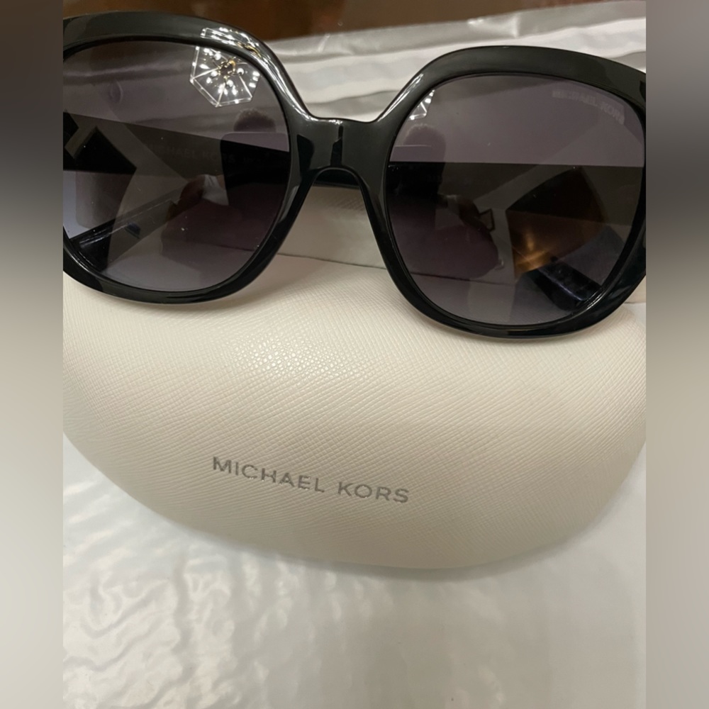 MK Black Sunglasses for Ladies, really nice and clean. Lightweight frames.